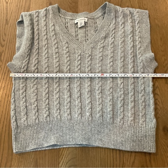 Cupcakes and Cashmere Cable Knit Sweater Vest Medium EUC - Picture 4 of 8